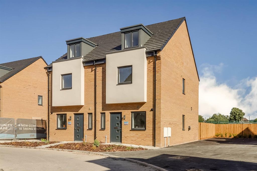Property photo 1 of 17 4-Bed-House-Rowanfield23.Jpg