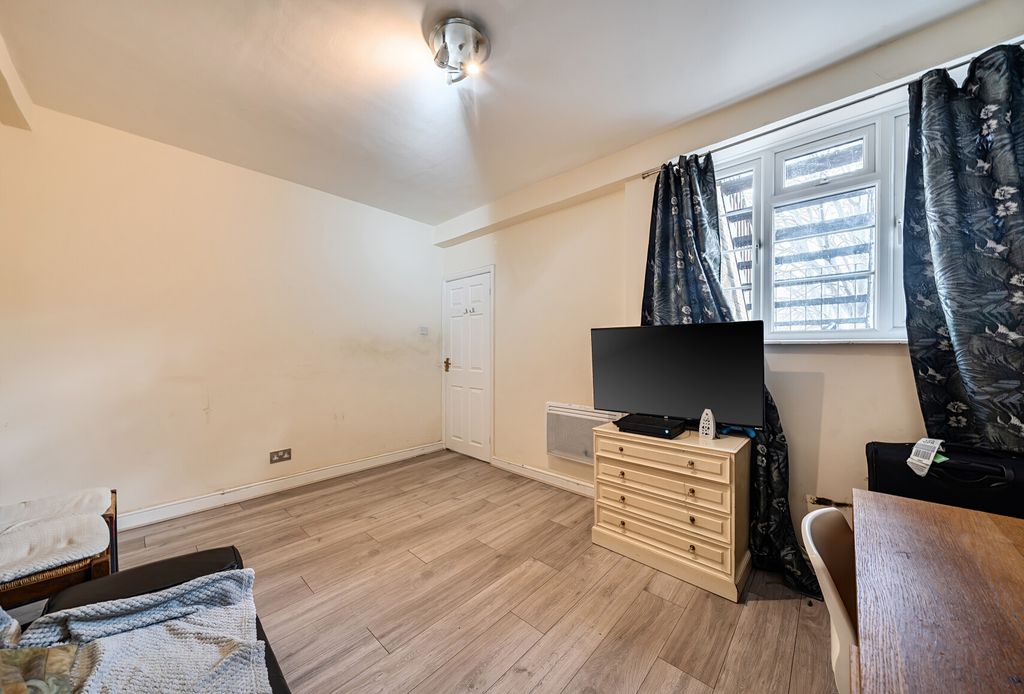 Property photo 2 of 12 1417666-3-699Da5A...