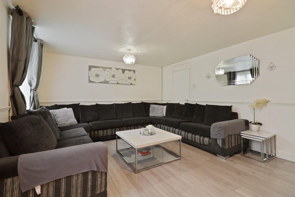 Property photo 3 of 20 Lounge
