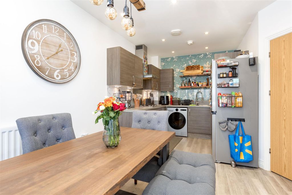 Property photo 2 of 15 30 Beatrice Place-7.Jpg