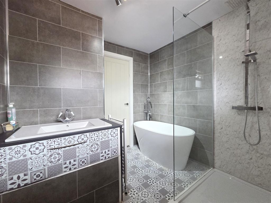Property photo 2 of 10 Bathroom