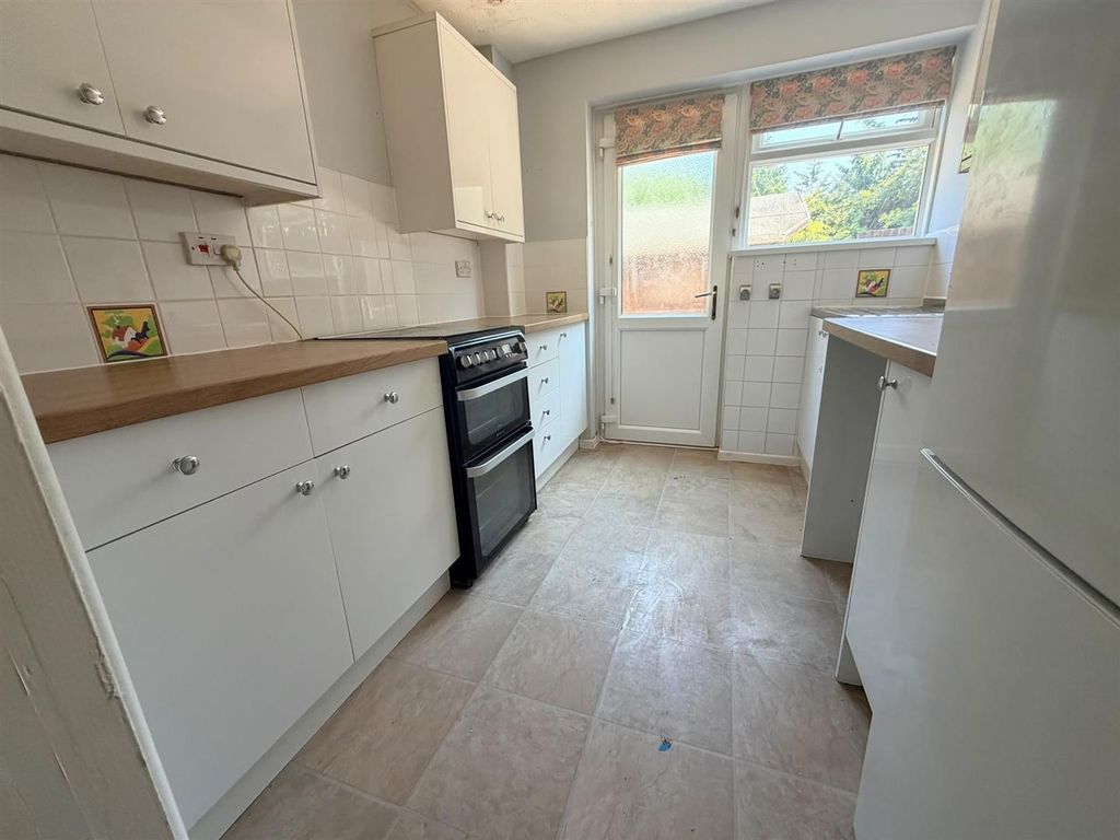 Property photo 3 of 10 Kitchen