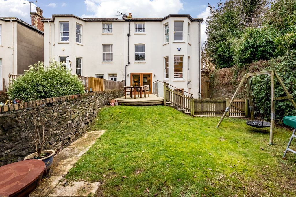 Property photo 3 of 17 Garden