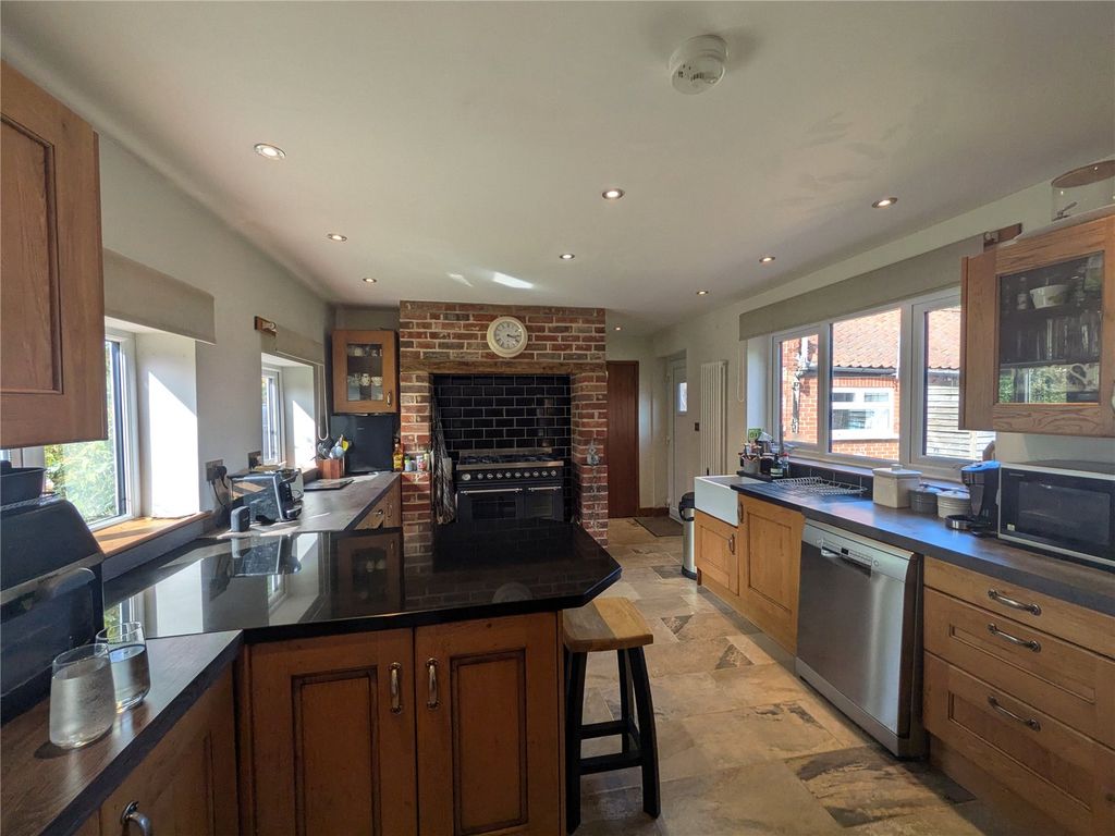 Property photo 3 of 27 Picture No. 02