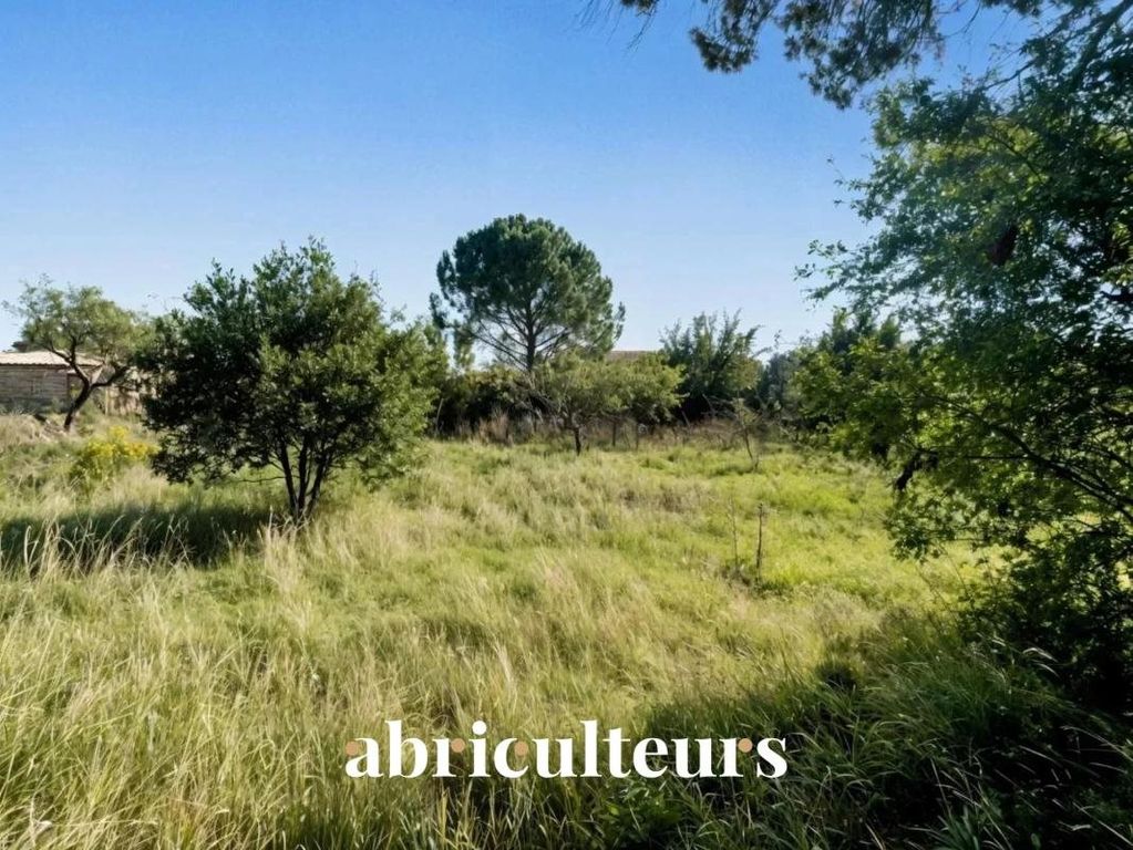 Property photo 1 of 10 Buildable Land 1400 m² In Eguilles