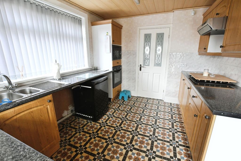 Property photo 2 of 19 Fitted Kitchen