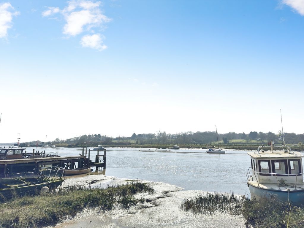 Property photo 2 of 17 High Street