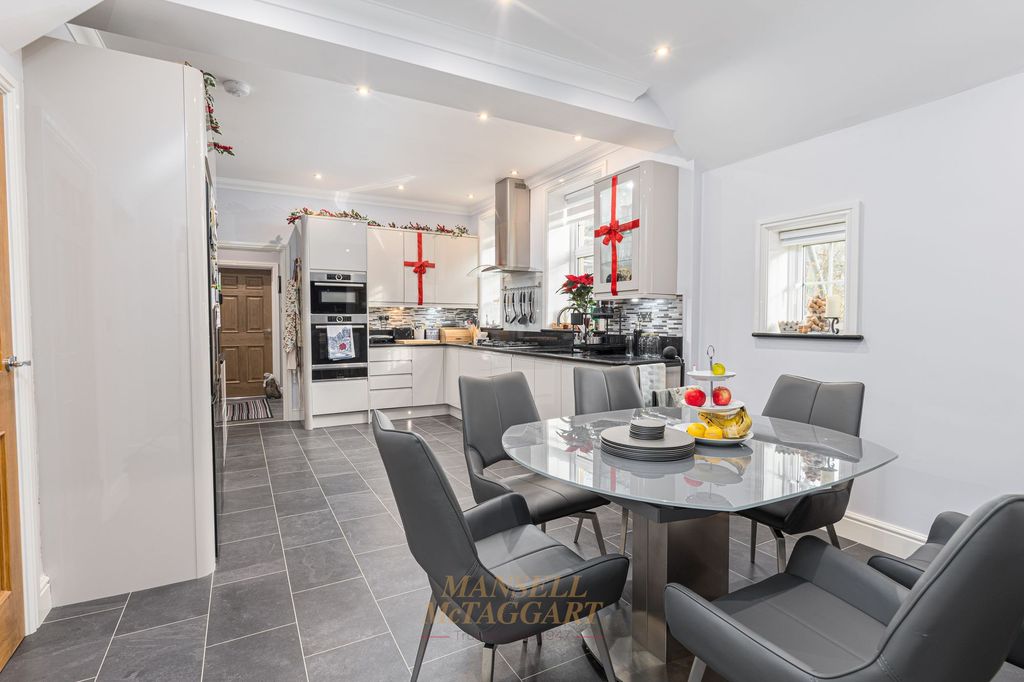 Property photo 2 of 28