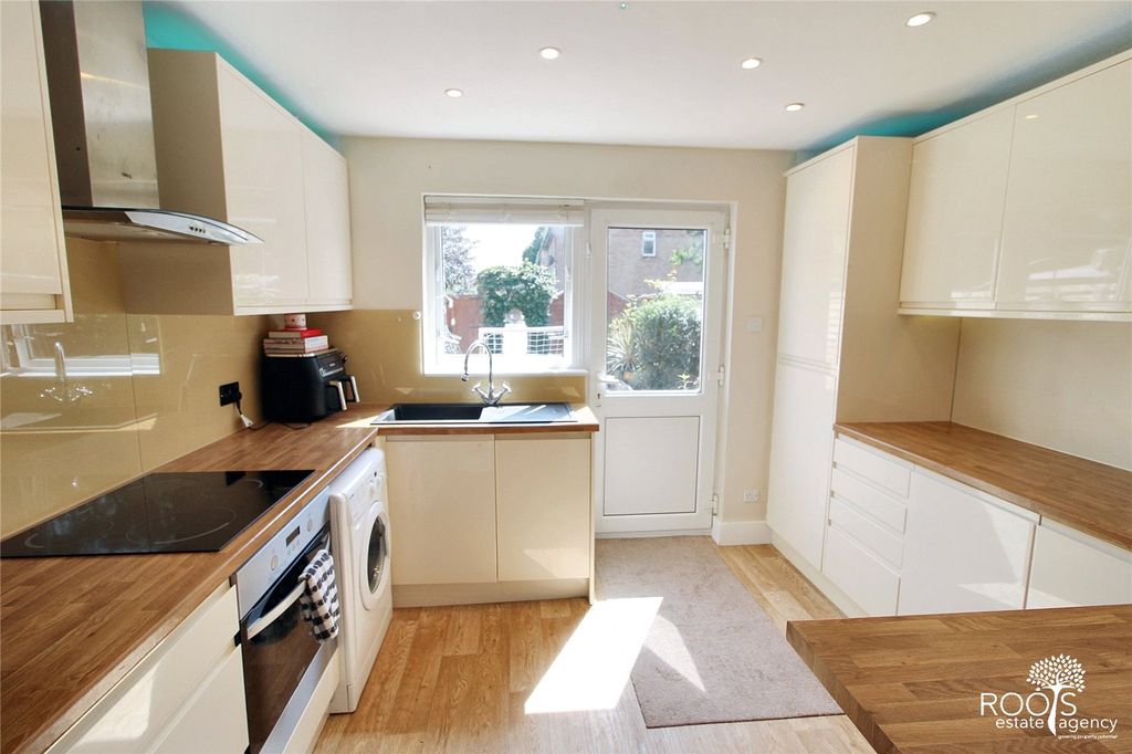 Property photo 3 of 11 Kitchen