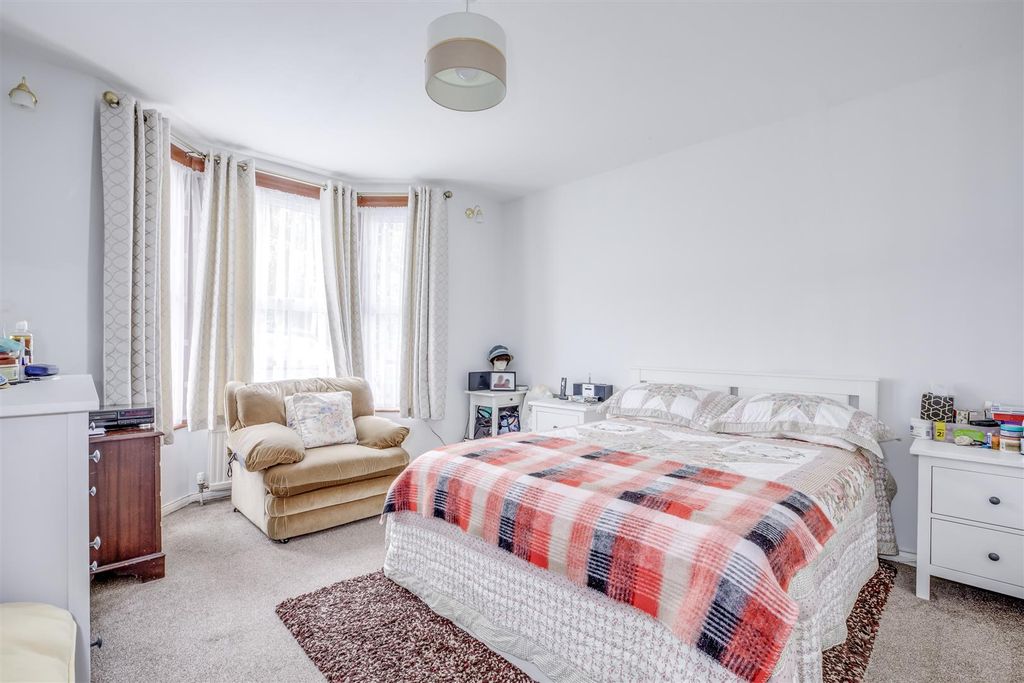 Property photo 2 of 12 5 Kitchener Road, Hp11 2Sh-6.Jpg