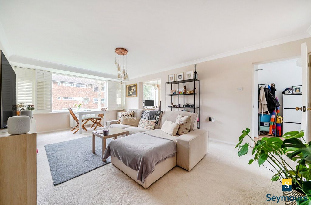 Property photo 2 of 18 Living Room