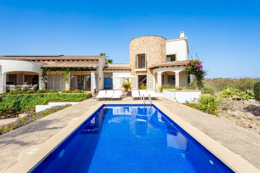 Property photo 1 of 20 Pool And Exterior (1)