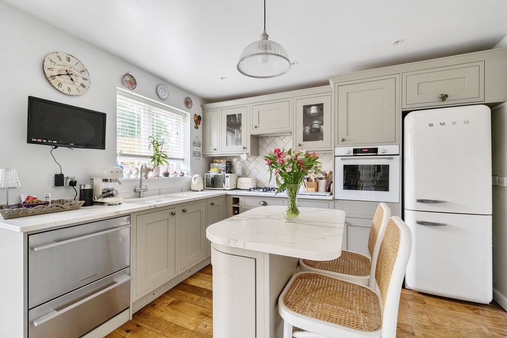 Property photo 2 of 22 1320917-18-686Bf8...