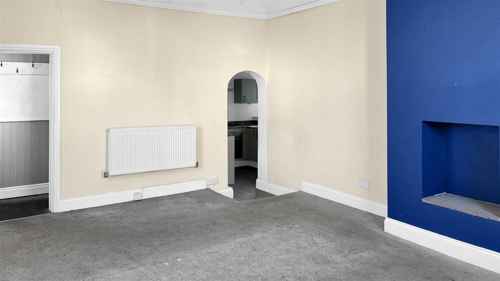 Property photo 3 of 6 Lounge