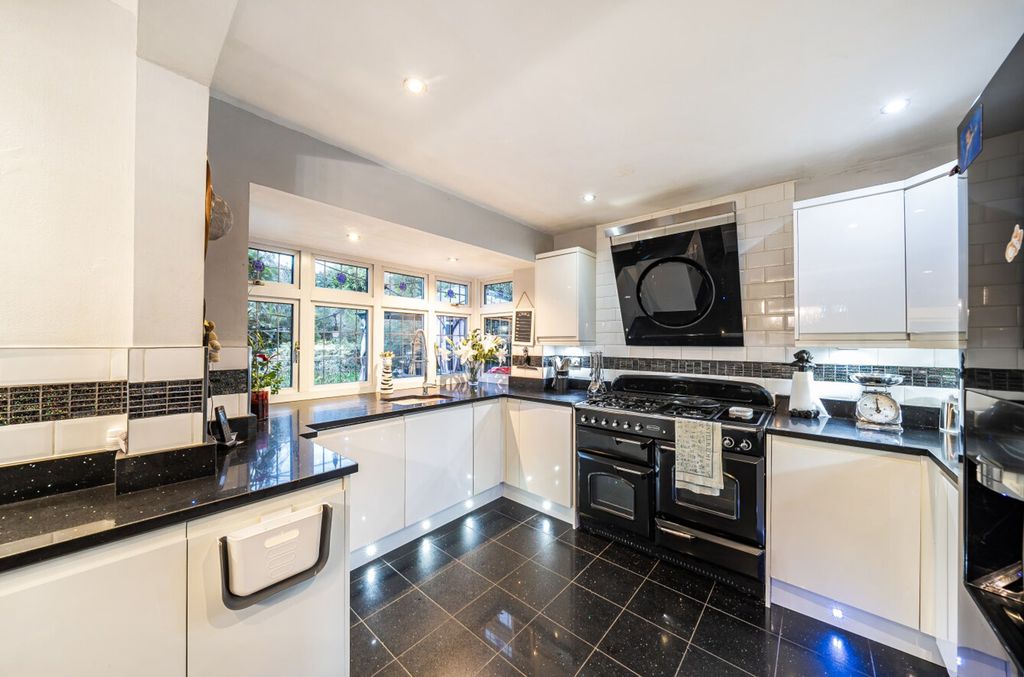 Property photo 2 of 23