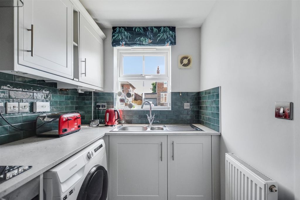 Property photo 3 of 19 Kitchen