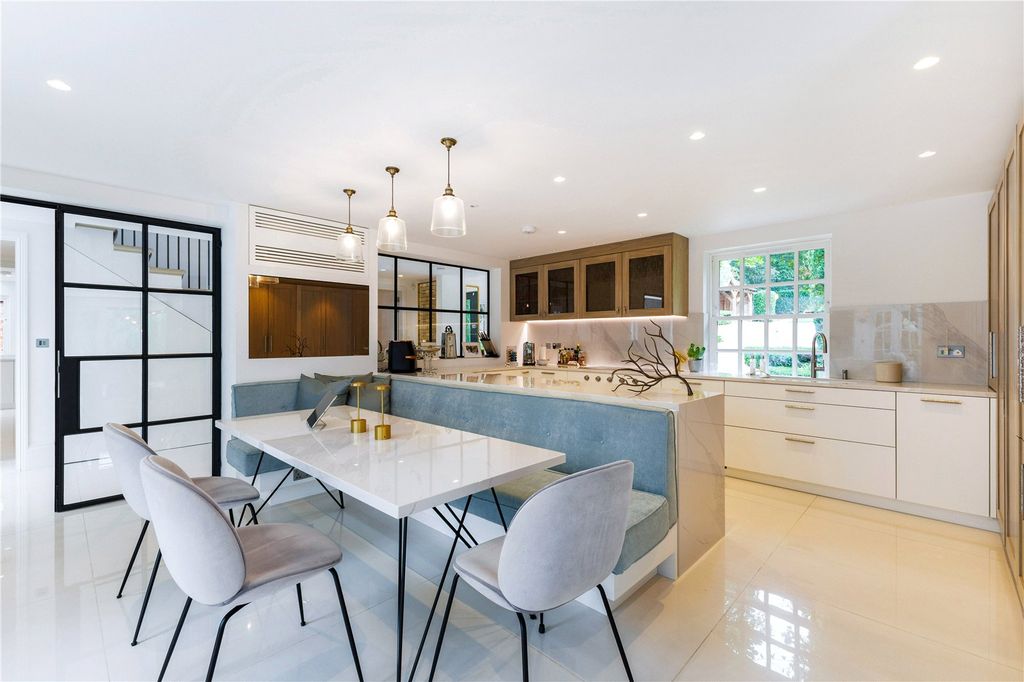 Property photo 2 of 24 Kitchen/Breakfast