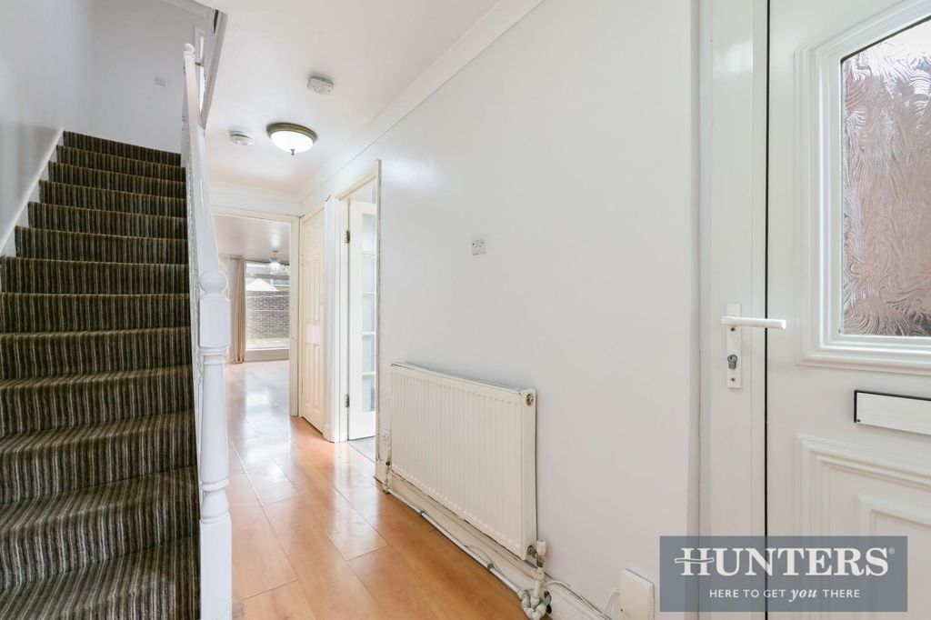 Property photo 2 of 16 Ealing Road,  (8).Jpg