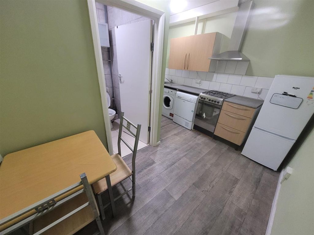 Property photo 2 of 4 Living Room/Kitchen: