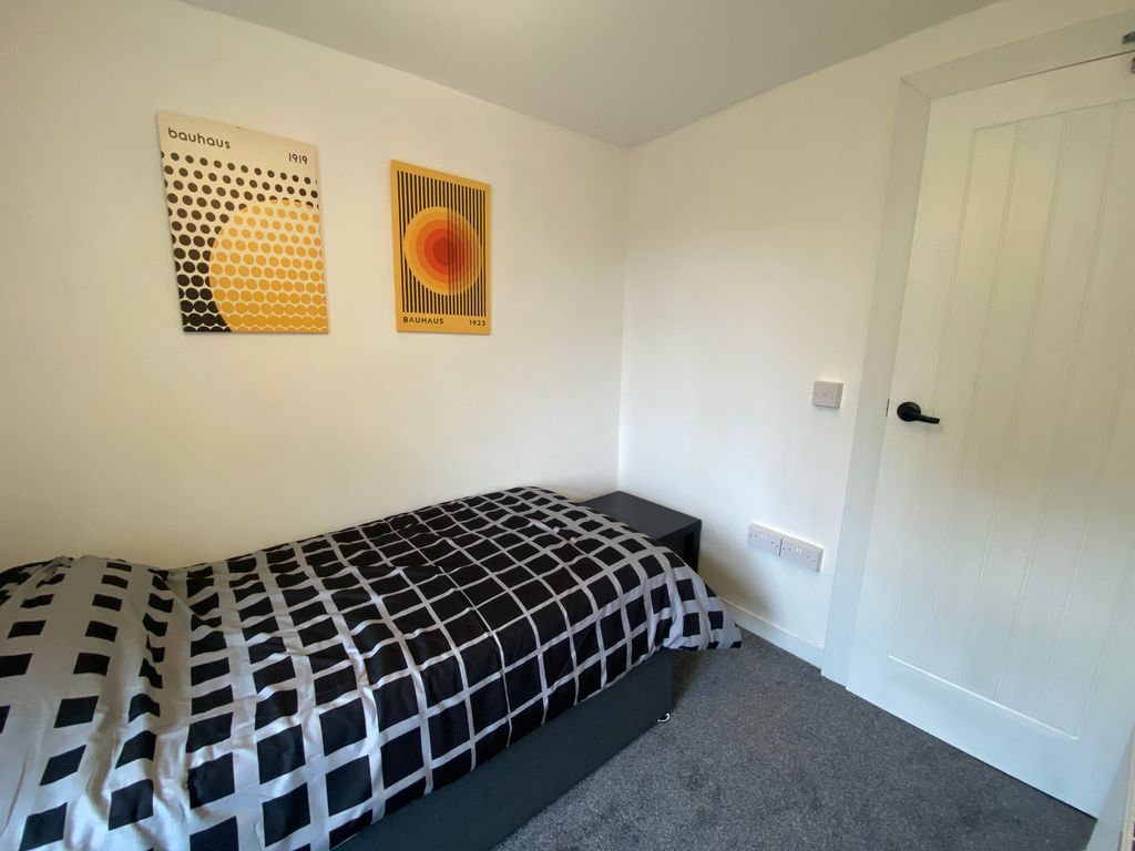 Property photo 3 of 9 Room 4 (2)