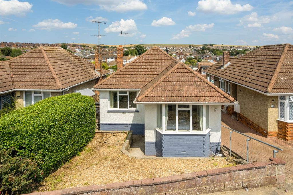 Property photo 1 of 27 18 Oakdene Crescent-25.Jpg