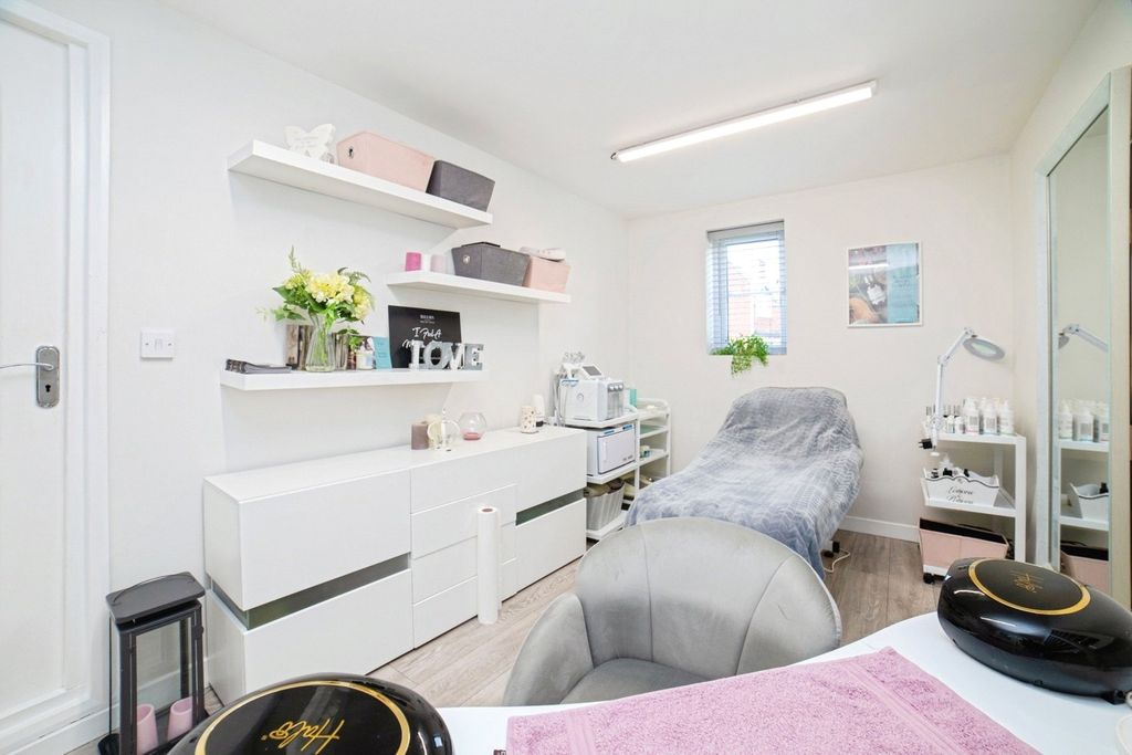 Property photo 2 of 17 Bedroom