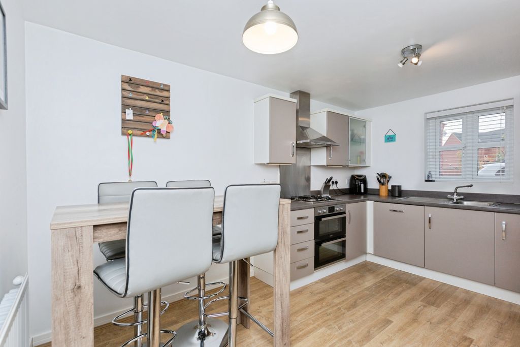 Property photo 2 of 18 Kitchen/Breakfast