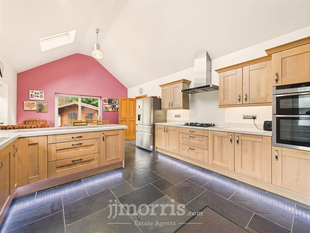 Property photo 3 of 33 Cam05297G0-Pr0071-Still020.Jpg