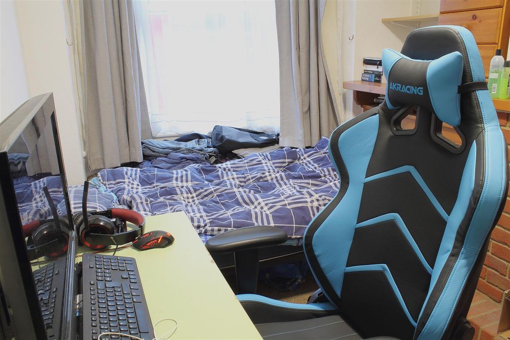 Property photo 2 of 22 4 Love Lane Bed 1.Jpg