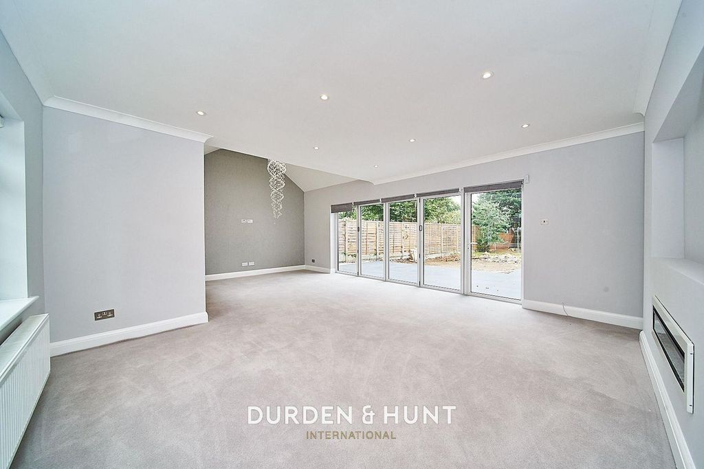 Property photo 2 of 28 London 33_Result.Jpg