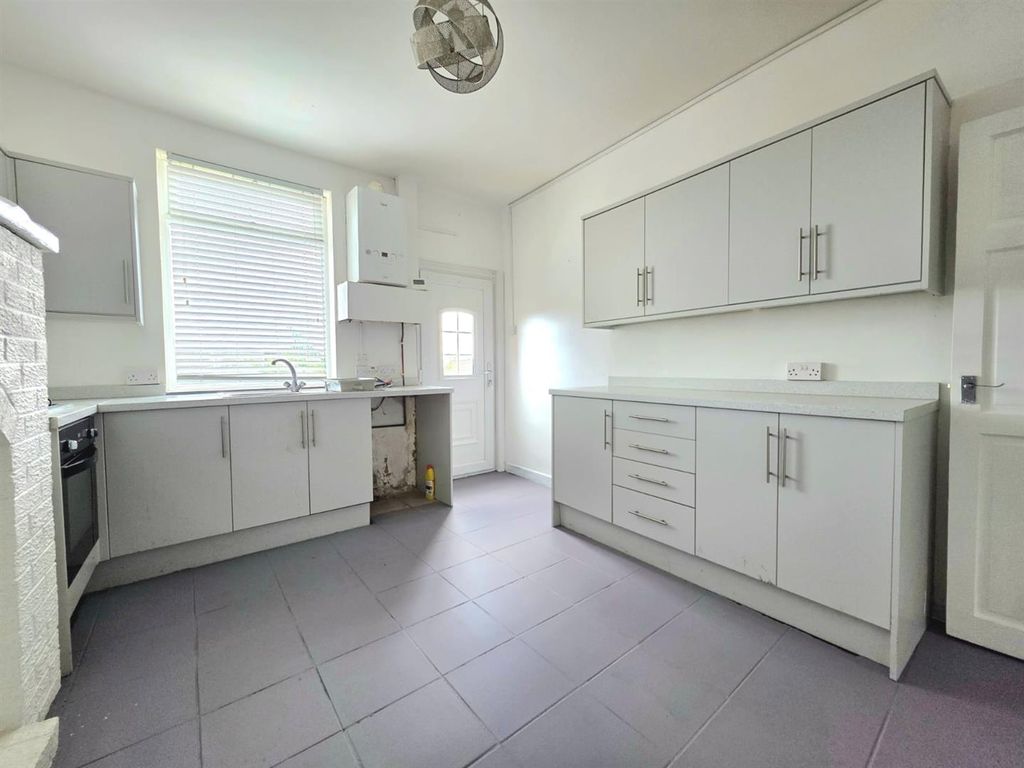 Property photo 3 of 8 Kitchen .Jpg