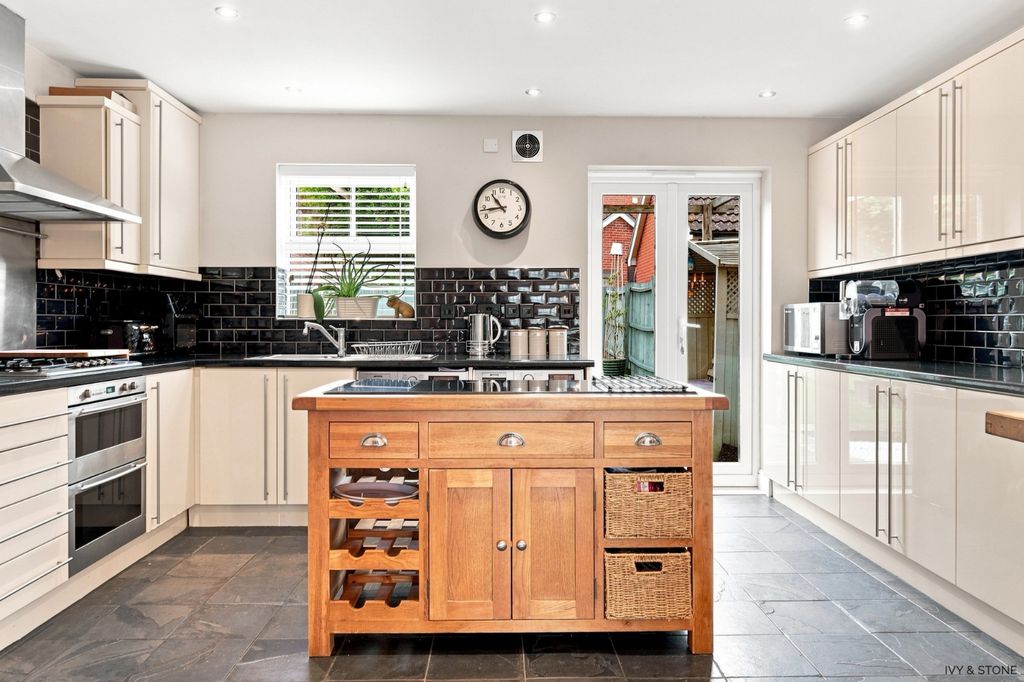 Property photo 2 of 31 4977712