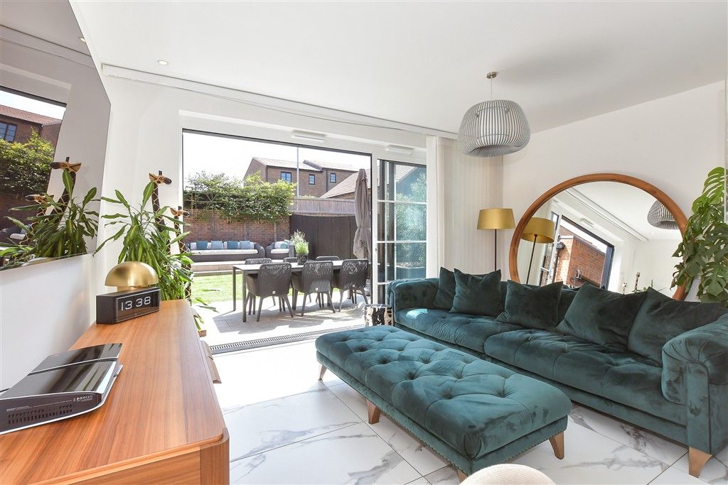 Property photo 2 of 11 Lounge