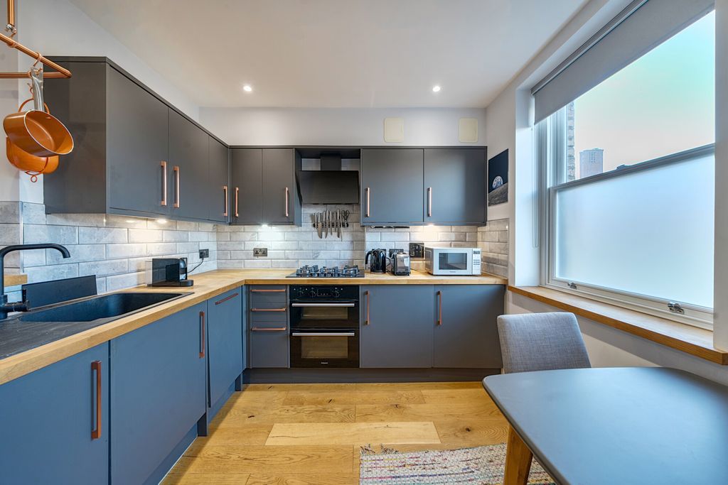 Property photo 3 of 18 Kitchen