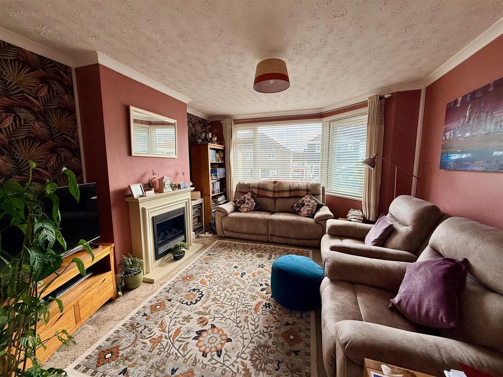 Property photo 2 of 11 Lounge