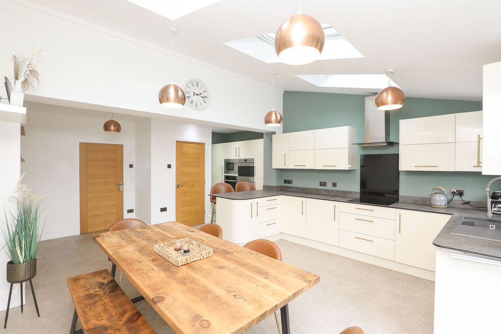 Property photo 3 of 27