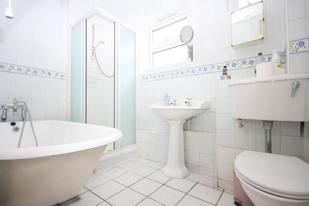 Property photo 2 of 11 Bathroom