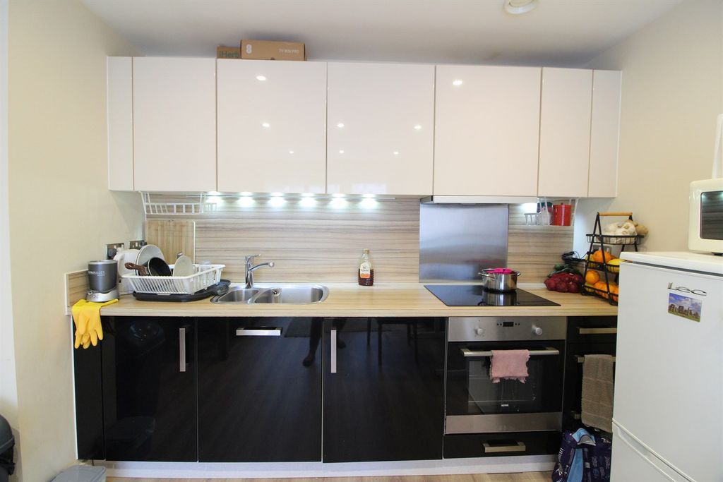 Property photo 2 of 7 Kitchen