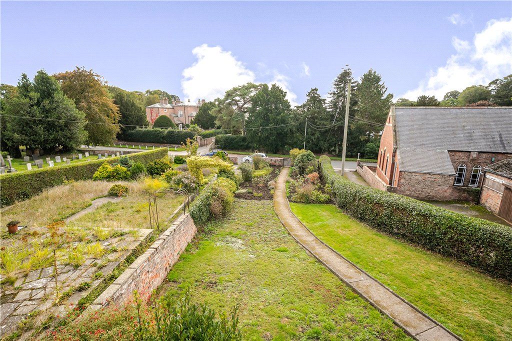 Property photo 2 of 11 Front Garden