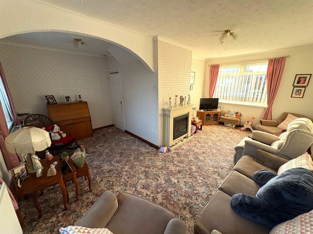 Property photo 2 of 10 Lounge