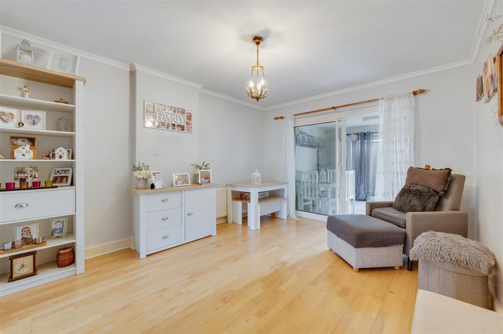 Property photo 3 of 15 Daniels_49 Alder Grove, Nw2 7De_005.Jpg