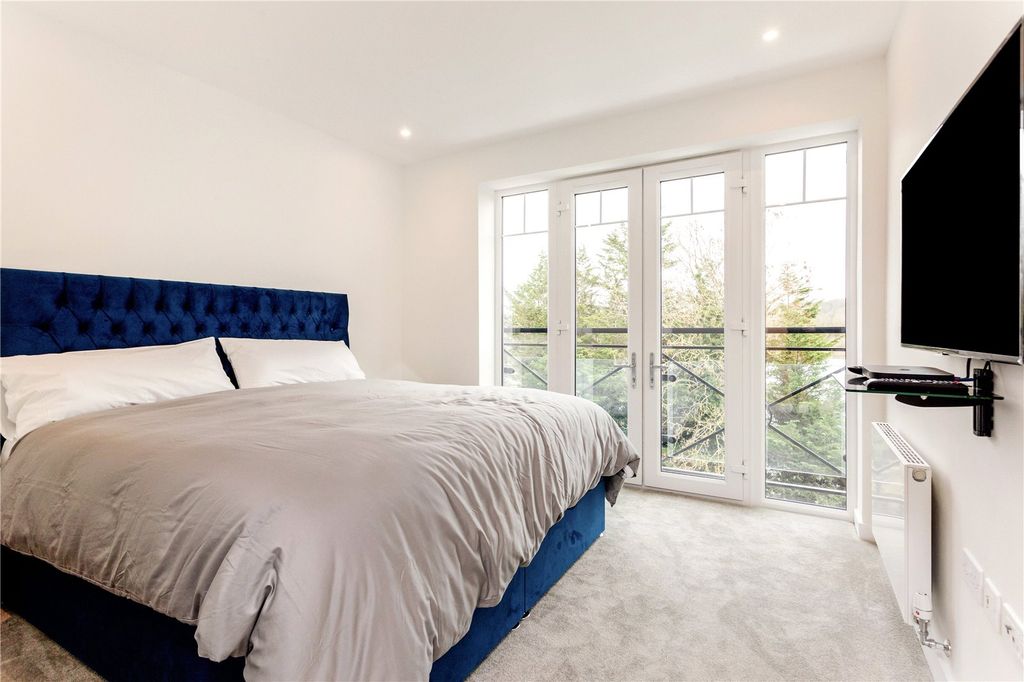 Property photo 3 of 9 Bedroom