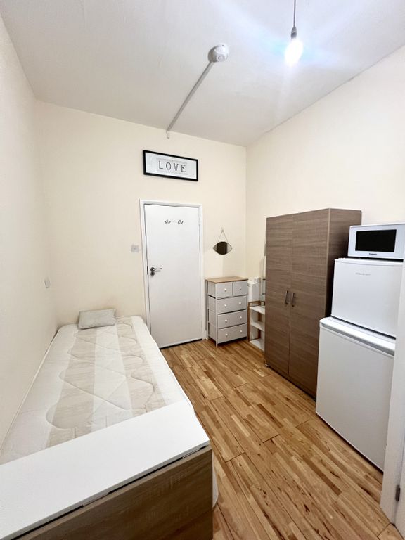 Property photo 1 of 4 A First Floor, Newly Refurbished, Self-Contained Studio Flat In The Heart Of N13!