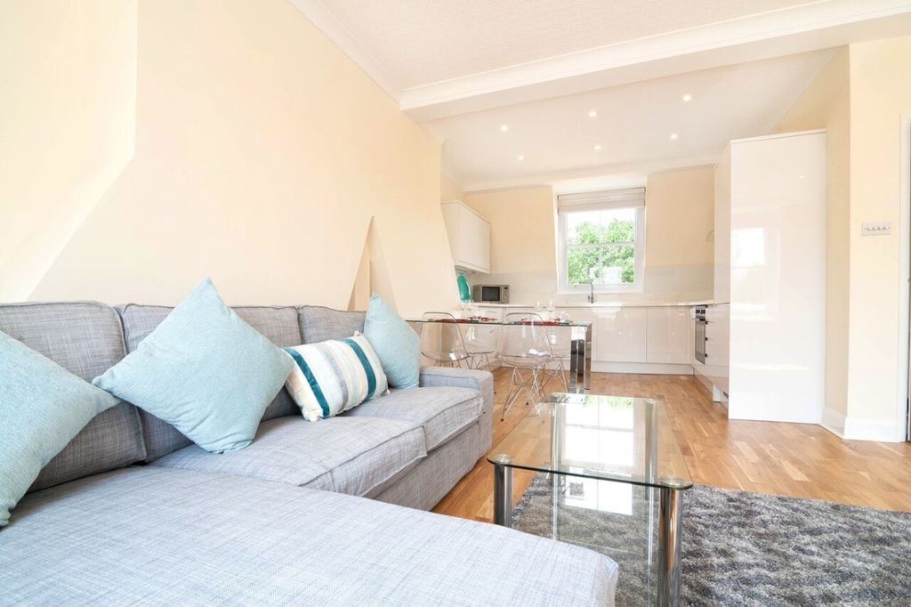 Property photo 3 of 6 Almeida Street