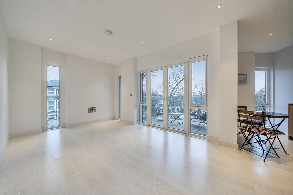 Property photo 3 of 20 Reception