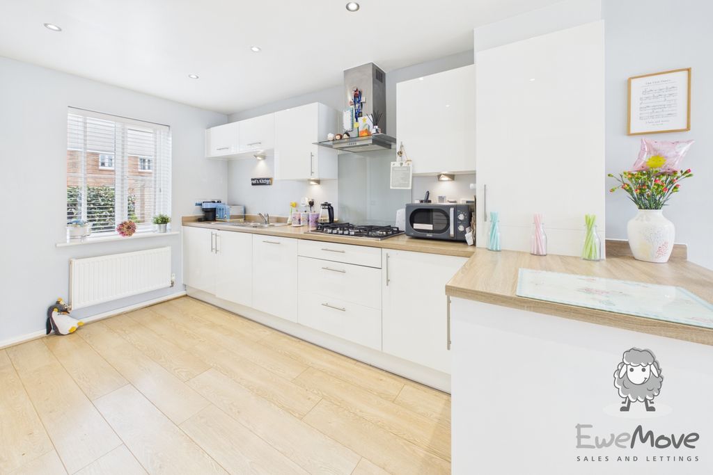 Property photo 3 of 15 8