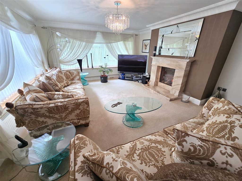 Property photo 3 of 29 Lounge