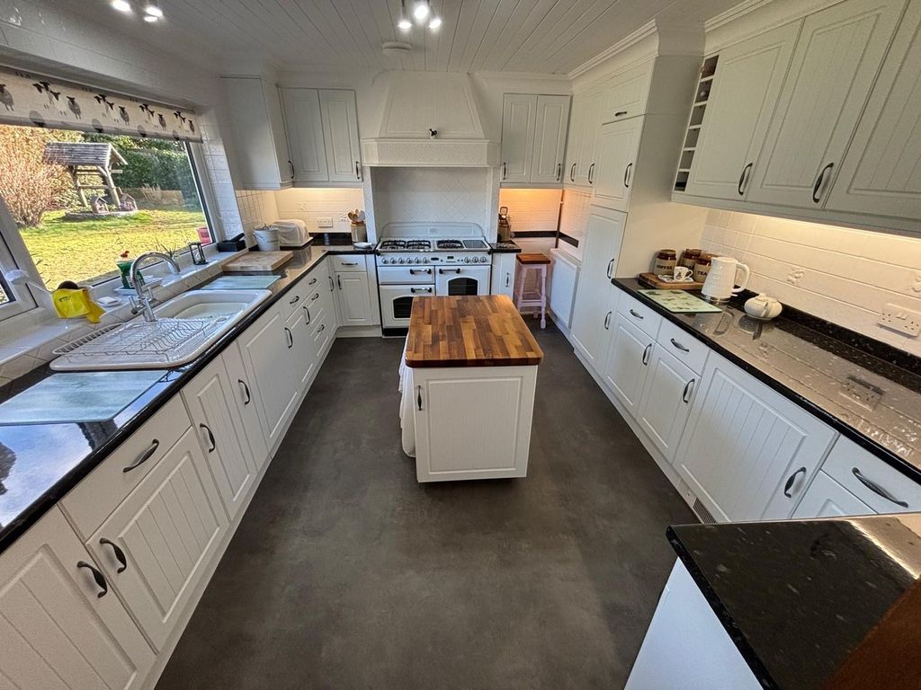 Property photo 3 of 35
