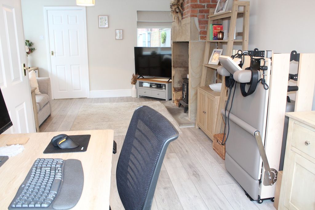 Property photo 3 of 13 Lounge Picture 2