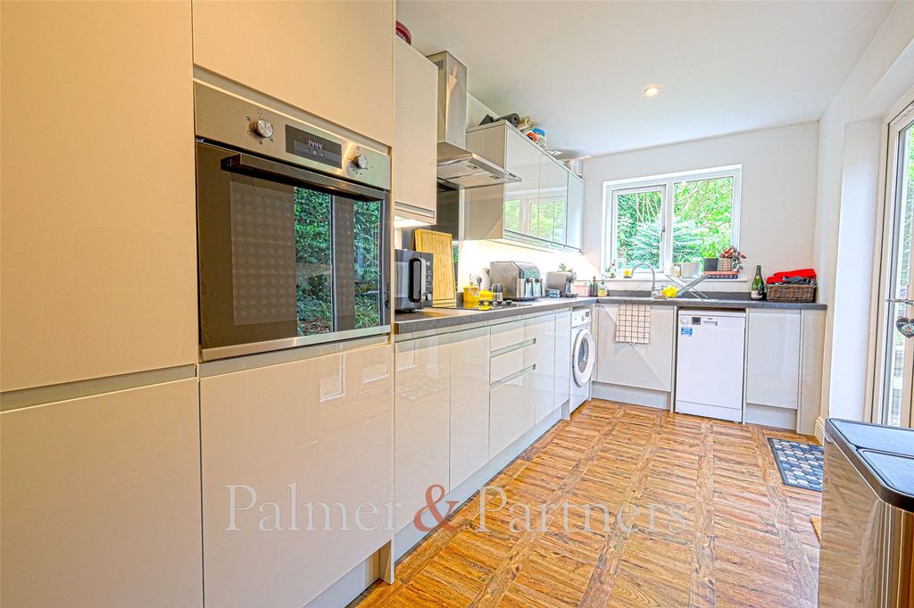 Property photo 3 of 10 Kitchen